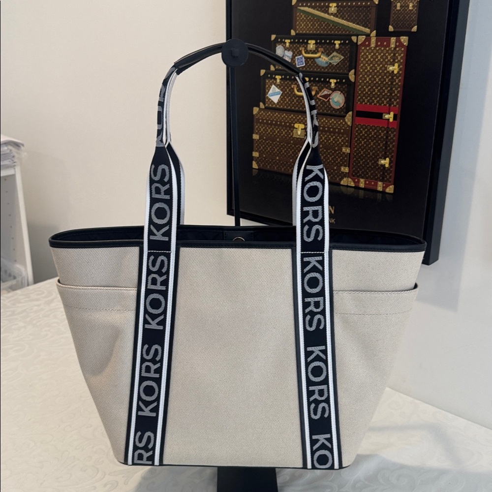 Stunning Michael Kors Large Tote - Picture 5 of 15